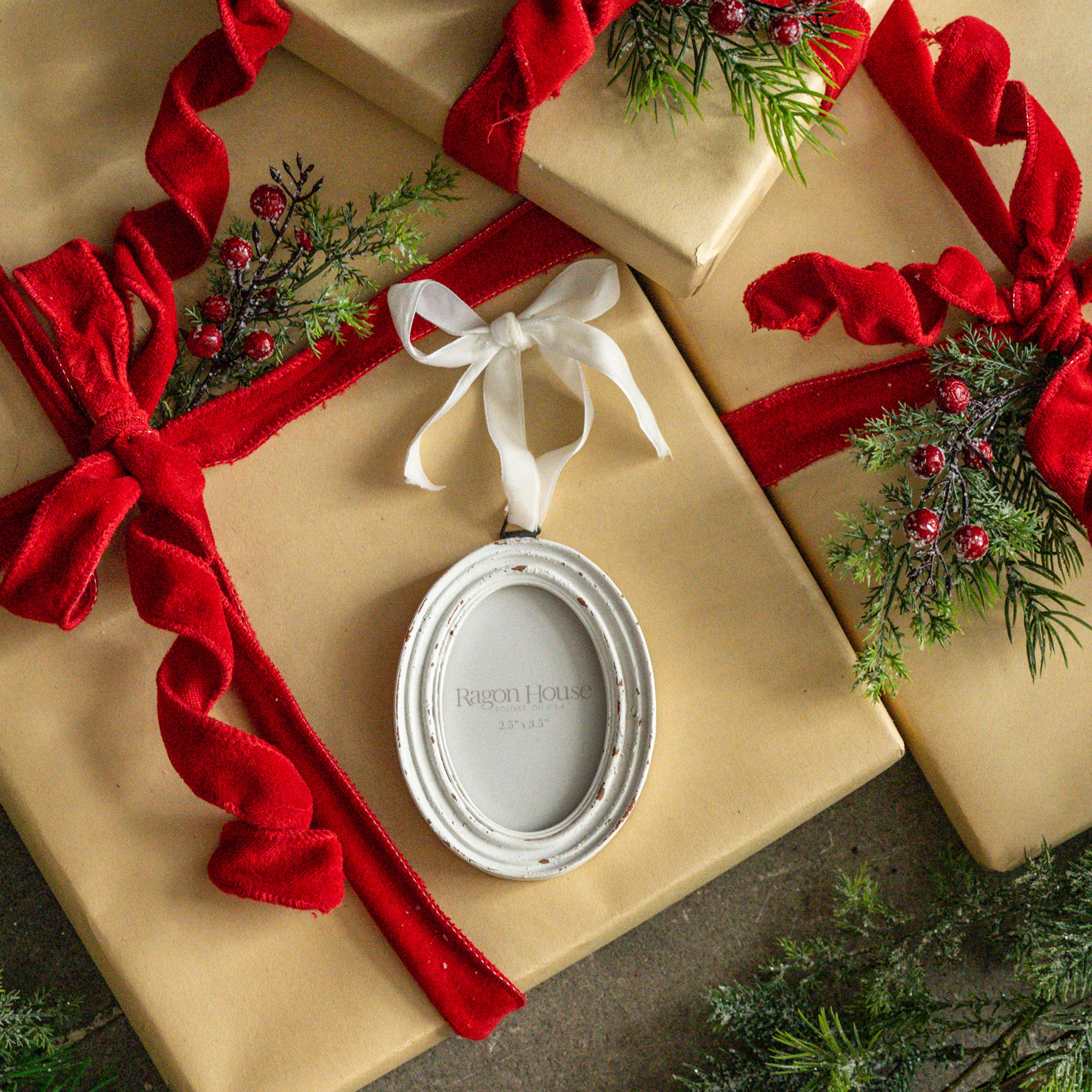 WHITE OVAL FRAME ORNAMENT