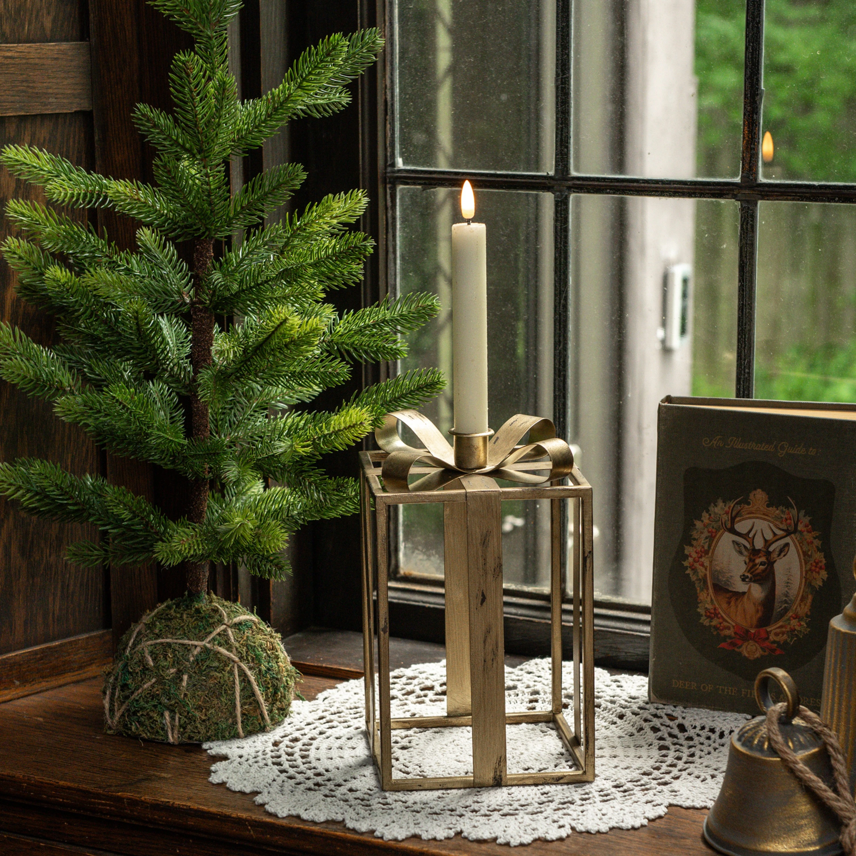 9.25" GOLD PRESENT TAPER CANDLE HOLDER