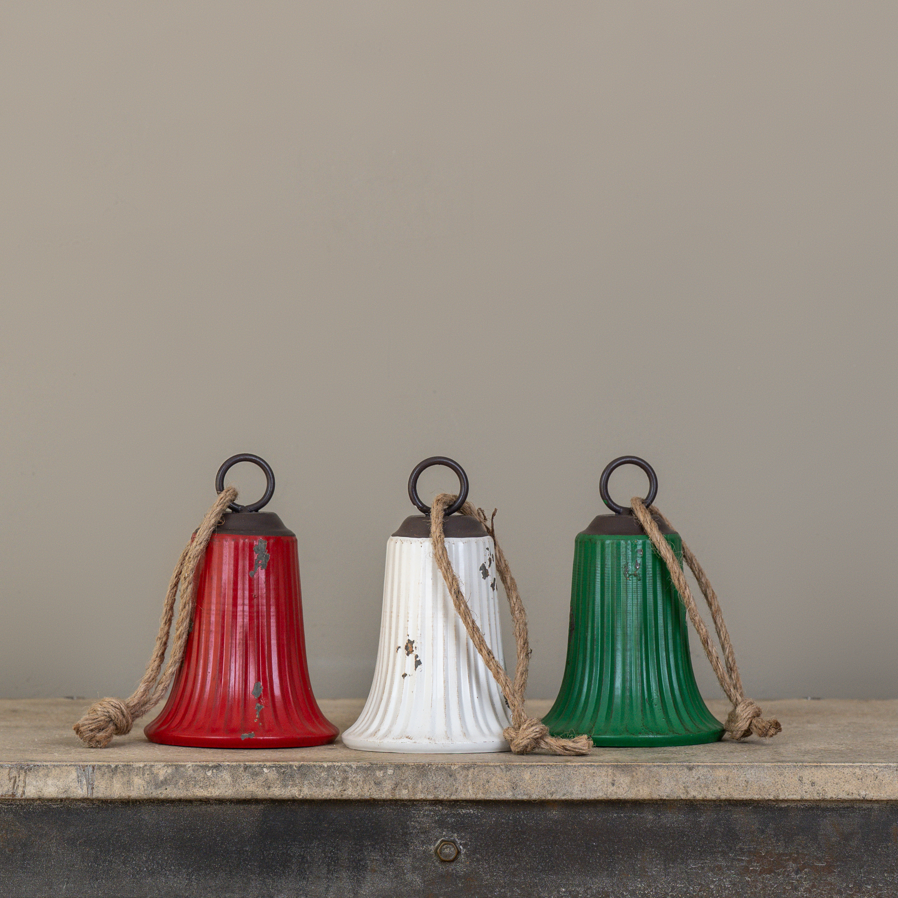 SET/3 HANGING GREEN, RED & WHITE BELLS