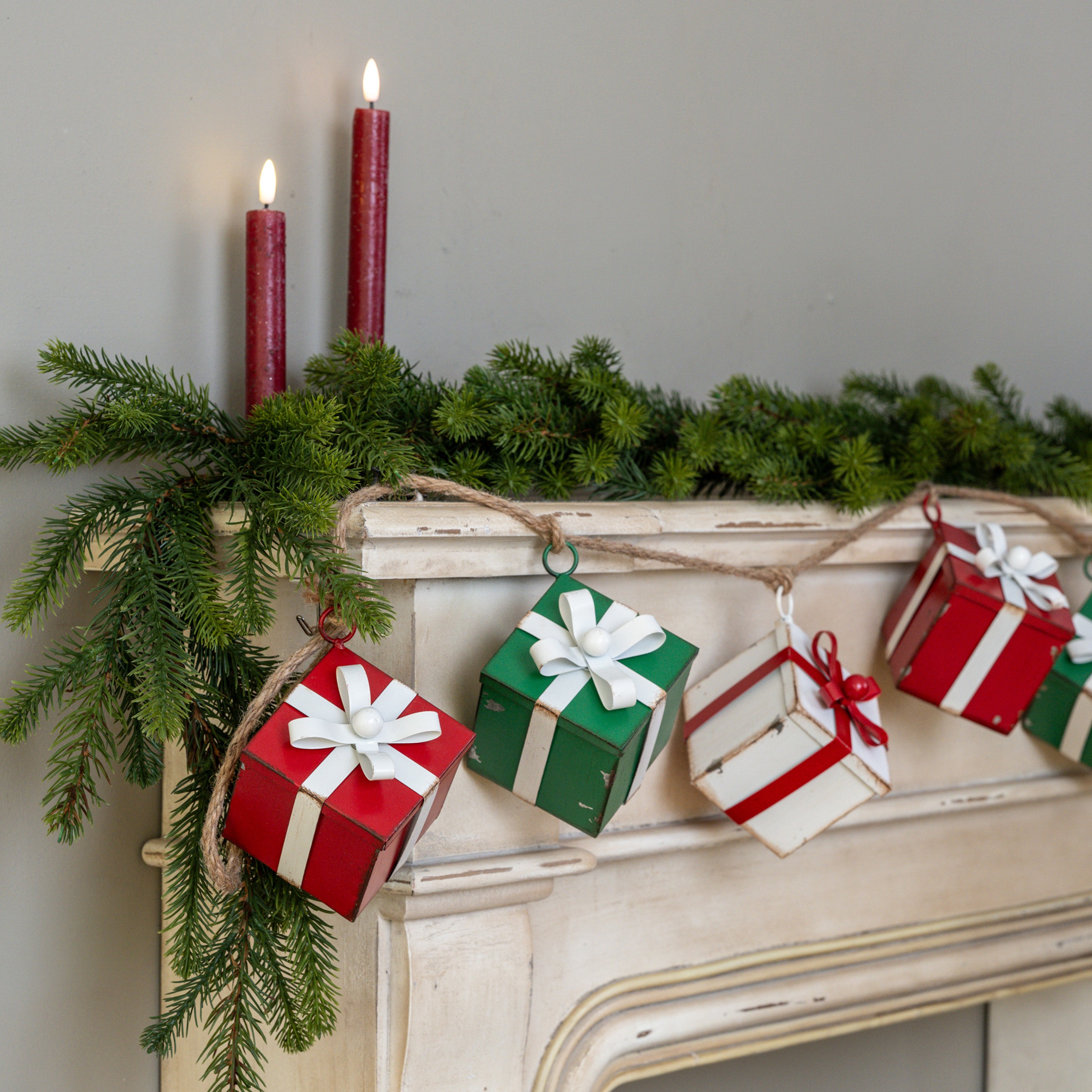 4.5' GREEN, RED & WHITE PRESENT GARLAND