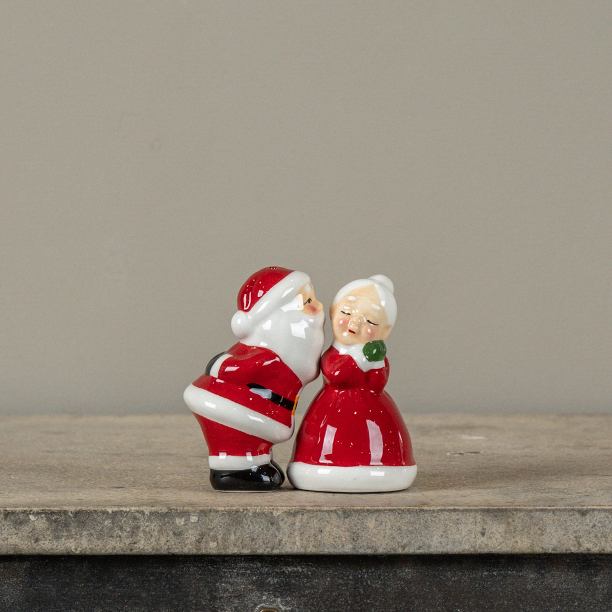 SET/2 SMOOCHING CLAUS' SALT & PEPPER SHAKERS