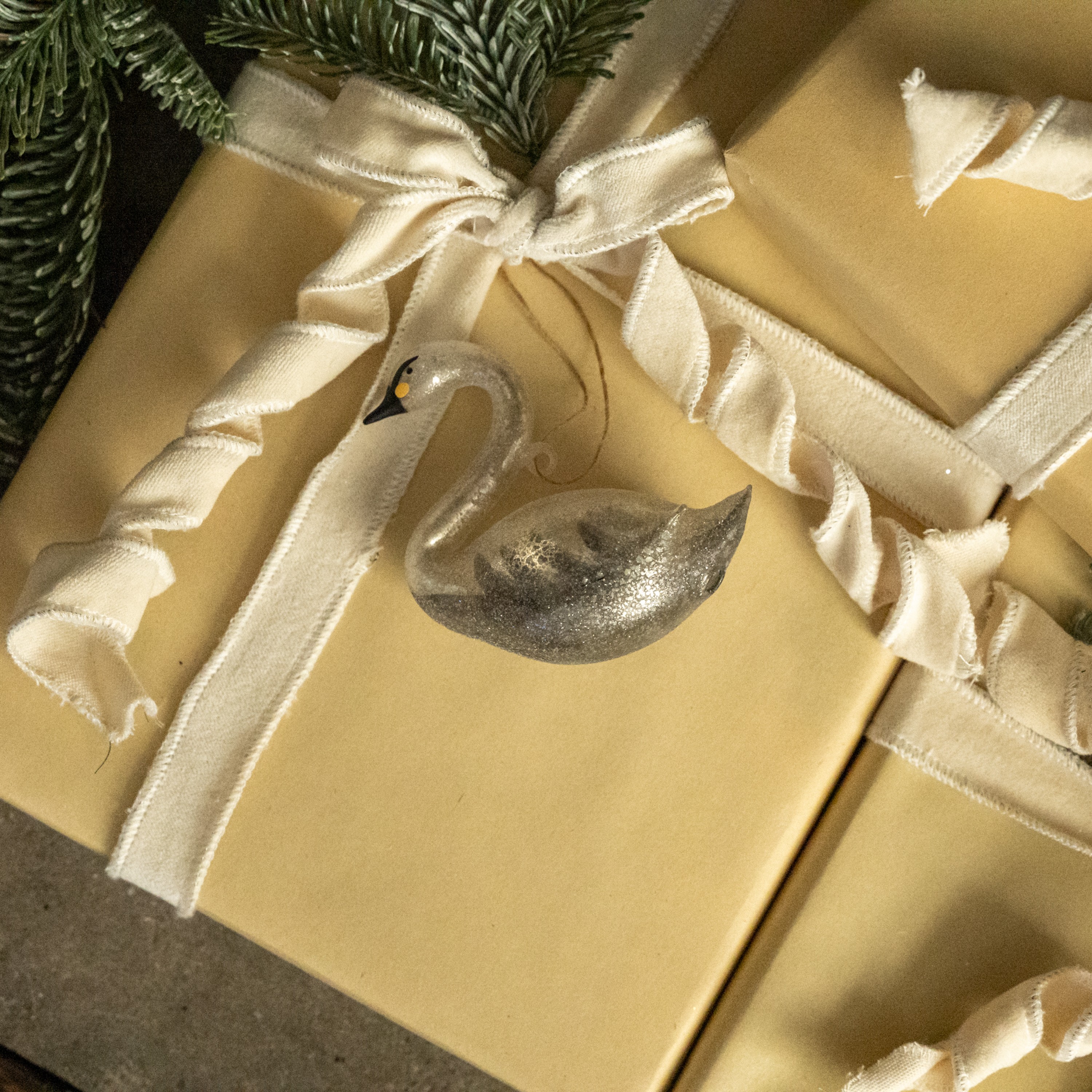 GLITTERED GLASS SWAN ORNAMENT