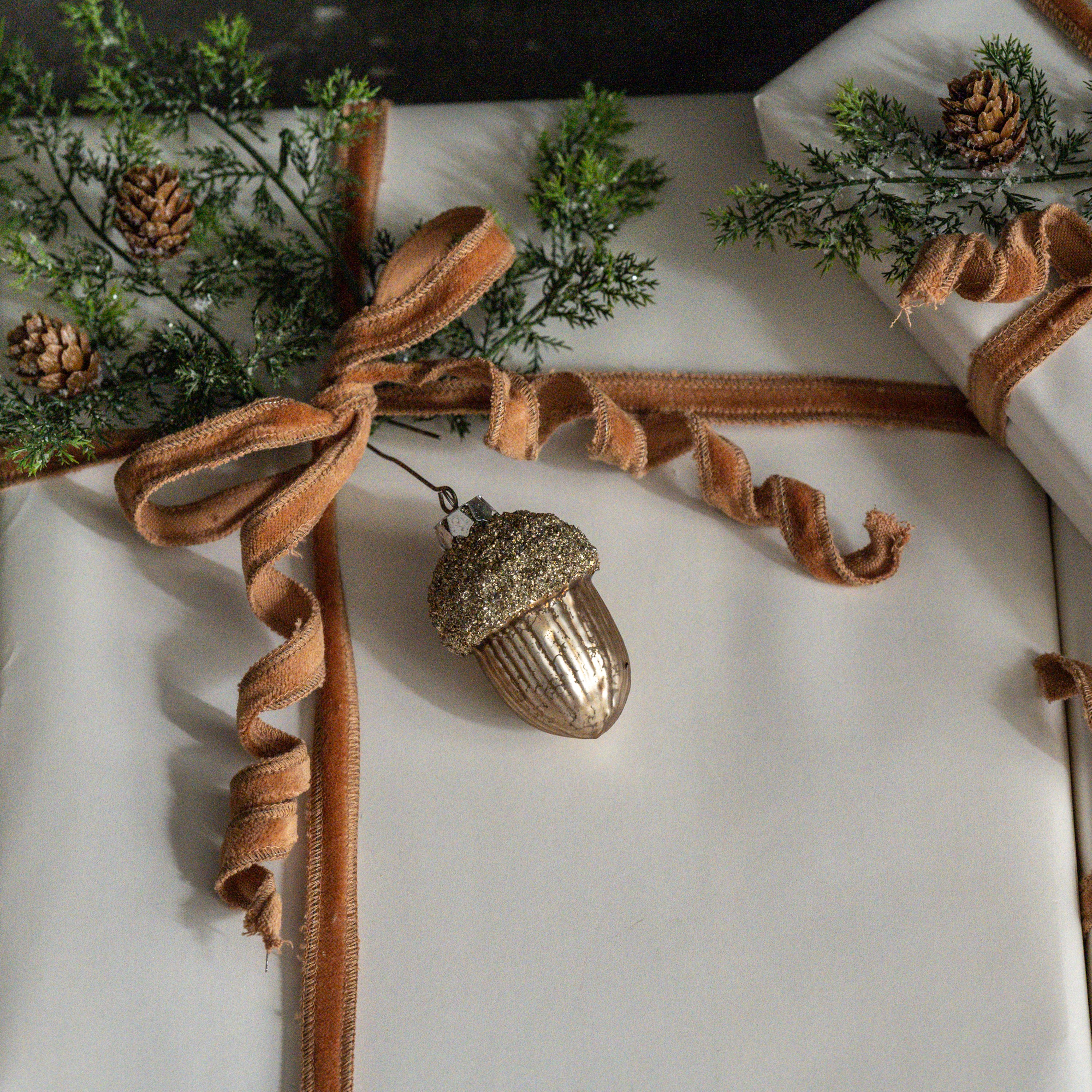 ACORN ORNAMENT W/ GLITTERED TOP