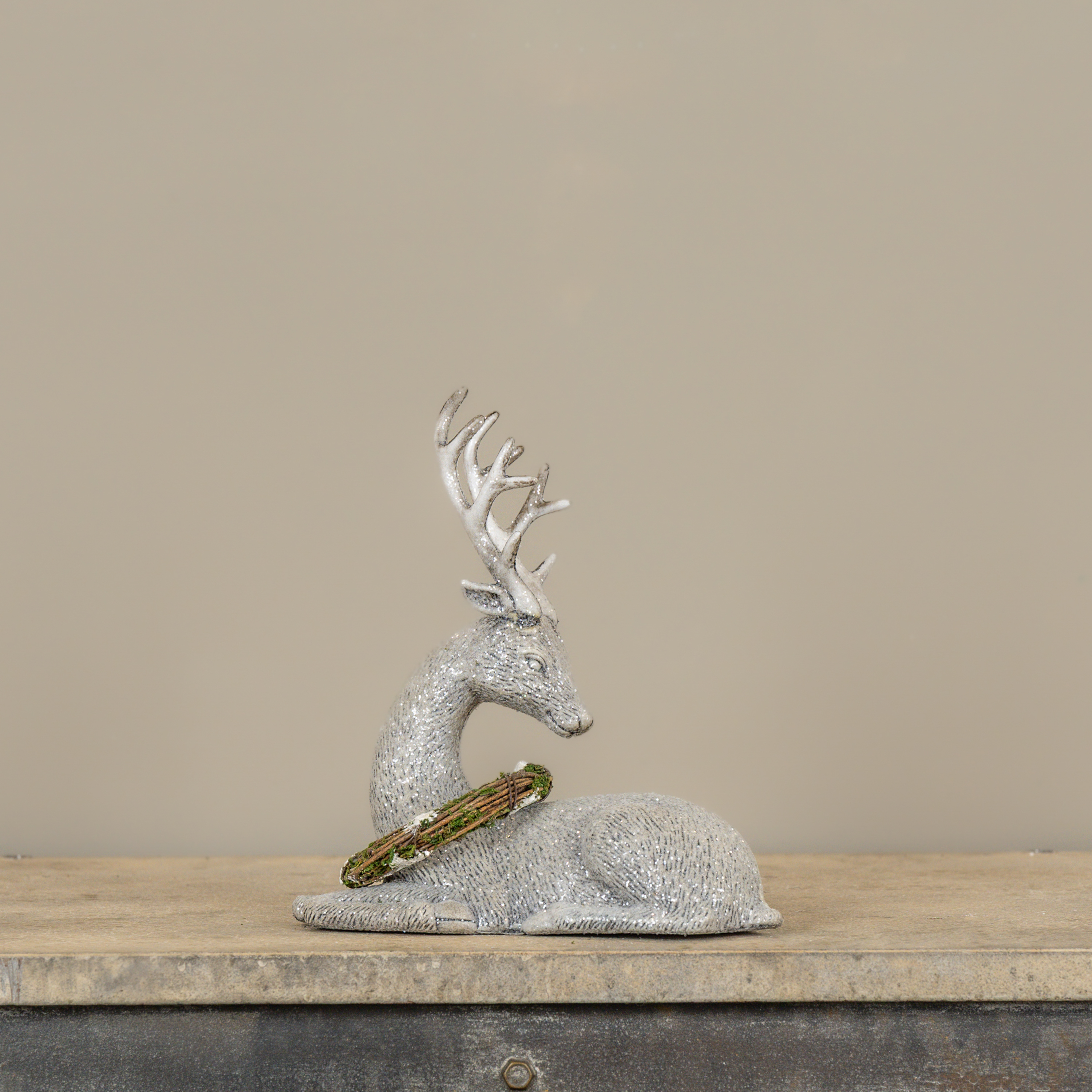 RIGHT FACING LAYING DEER W/ WREATH