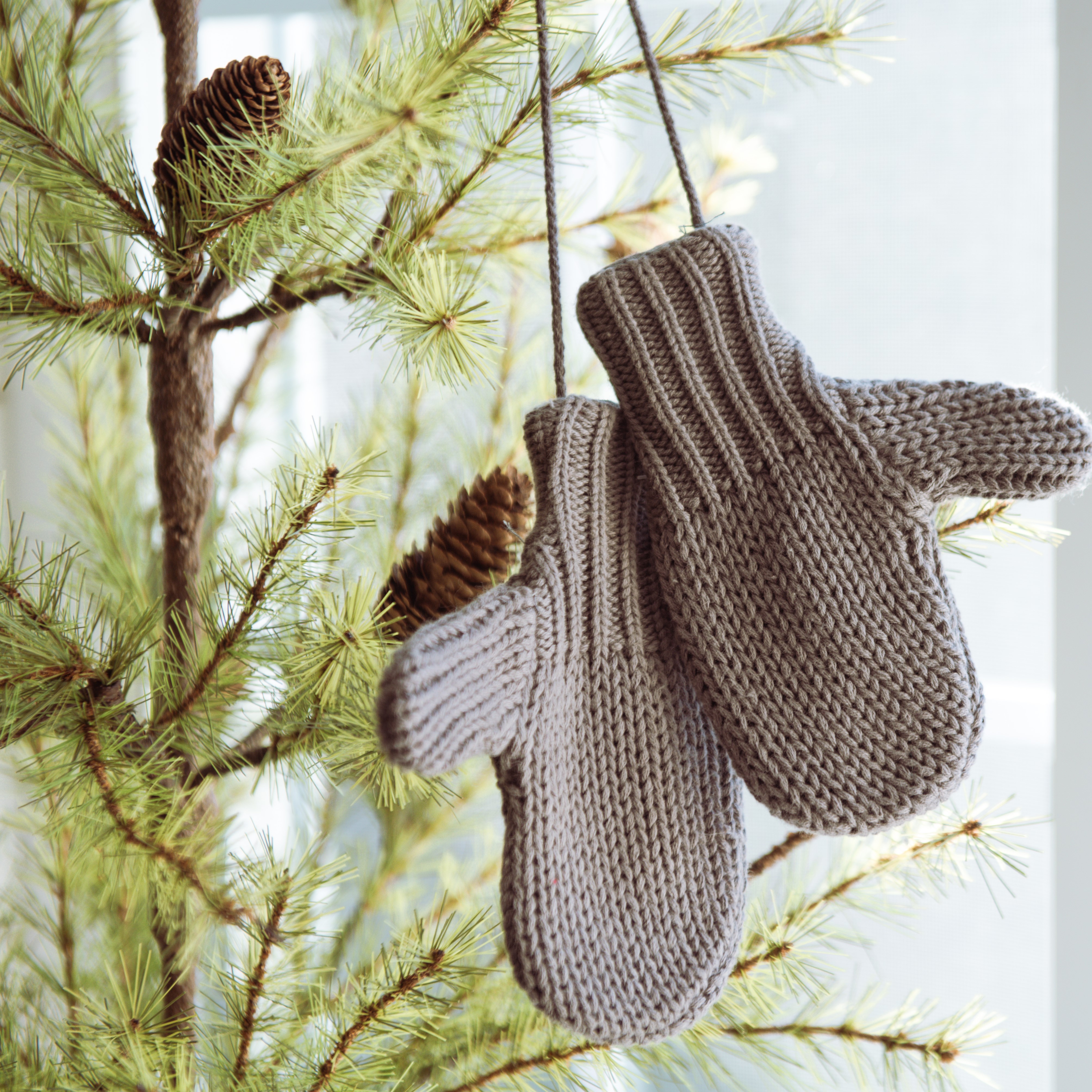 GREY MITTEN PAIR