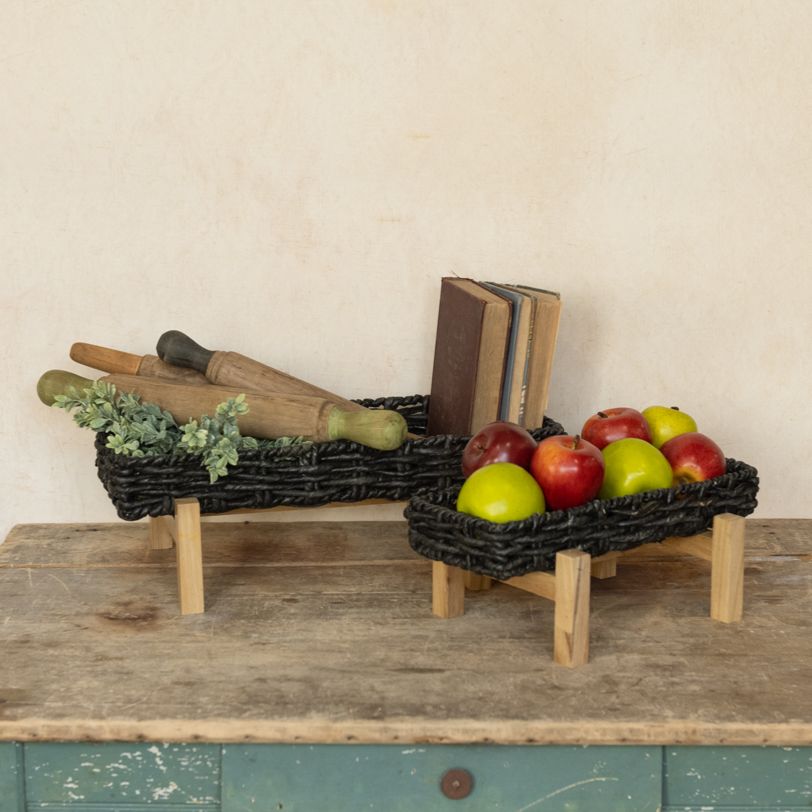 SET/ 2 BLACK GRASS STANDS