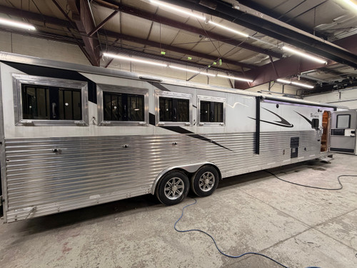 2015 Bison Premiere Horse Trailer