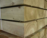 Side profile of a pallet of sleepers.