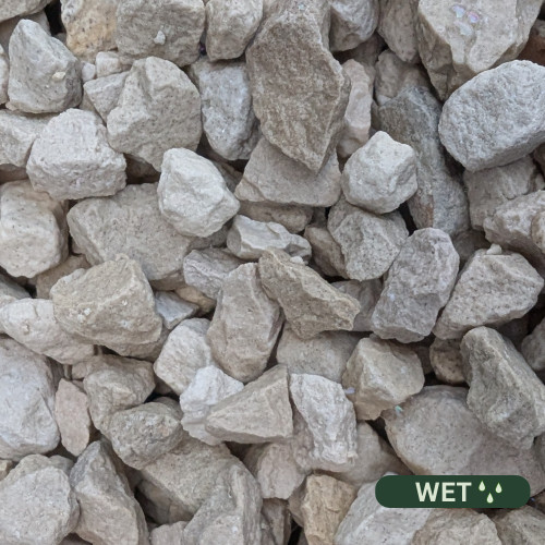 Close up photograph of Cotswold Buff. When wet, stones deepen into a warm, golden amber that looks rich and vibrant after rain.