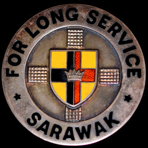 SARAWAK FOR LONG SERVICE PIN BADGE, SILVER HALLMARKED BIRMINGHAM 1954 (45MM) SCA