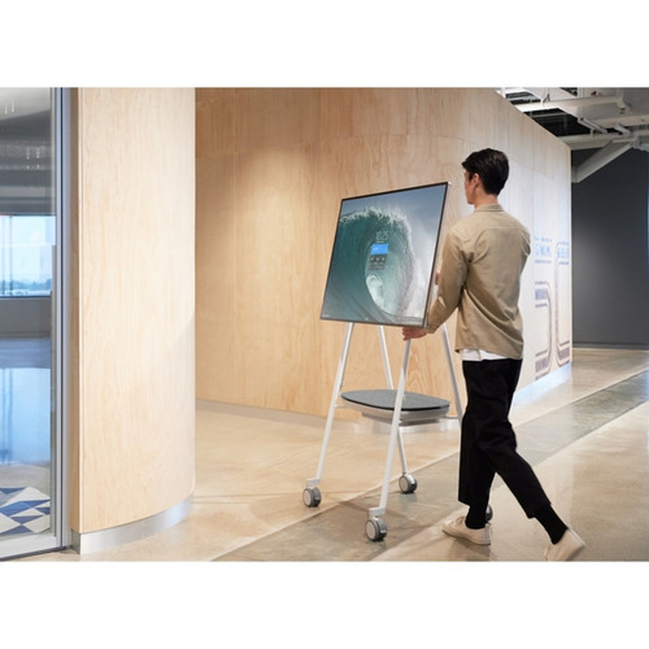 APC by Schneider Electric Smart-UPS Charge Mobile Battery for Microsoft Surface Hub 2 - For Interactive White Board - Battery - Ion CSH2