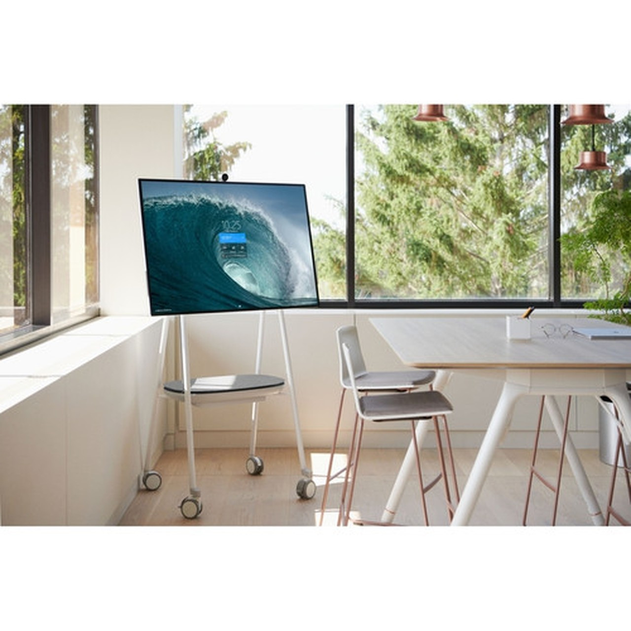 APC by Schneider Electric Smart-UPS Charge Mobile Battery for Microsoft Surface Hub 2 - For Interactive White Board - Battery - Ion CSH2