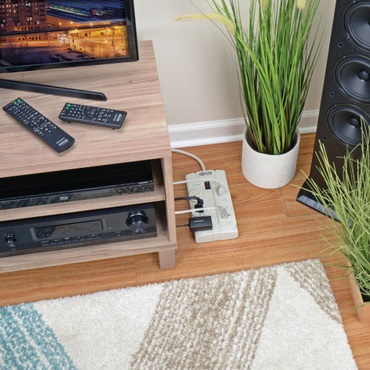 Tripp_Lite_1440_Joule_8-Outlet_Surge_Protector_-_8_x_NEMA_5-15R_-_180_kVA_-_1440_J_-_120_V_AC_Input_-_120_V_AC_Output_TLP808