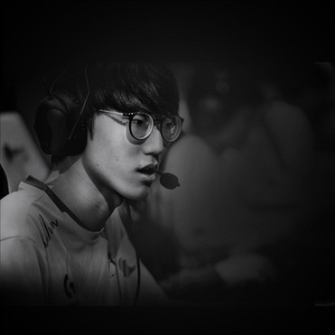 Logitech G PRO X SUPERLIGHT Gaming Mouse - Optical - Wireless - Radio Frequency - 240 GHz - Rechargeable - White - USB - 25600 dpi - 910-005940