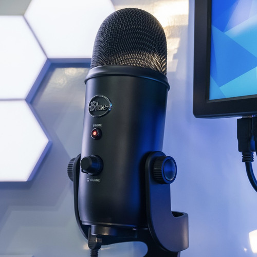 Blue 988-000100 Yeti USB Condenser Microphone - Stereo - Tri-Capsule Array - Cardioid - Bidirectional - Omnidirectional - Desktop Stand