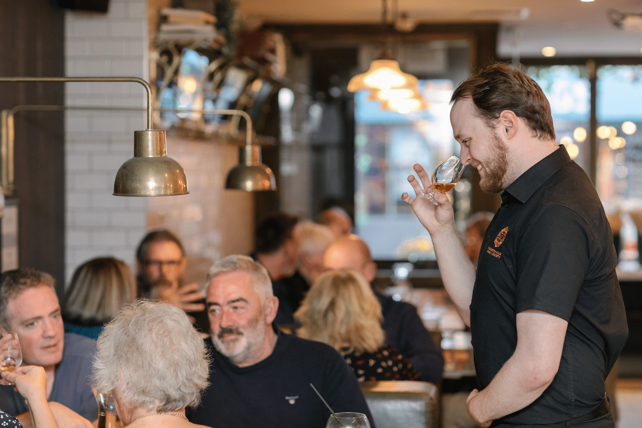 GESELLEN SIE SICH ZUM UNTERHALTSAMSTEN WHISKY-CLUB DER WELT