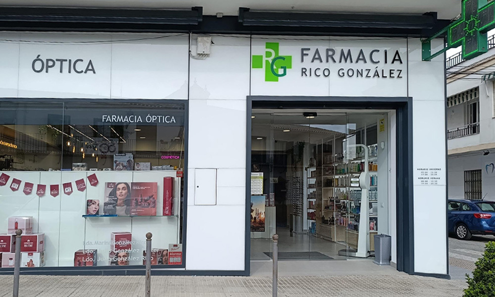 Fachada de la Farmacia Rico-González en El Carpio, Córdoba
