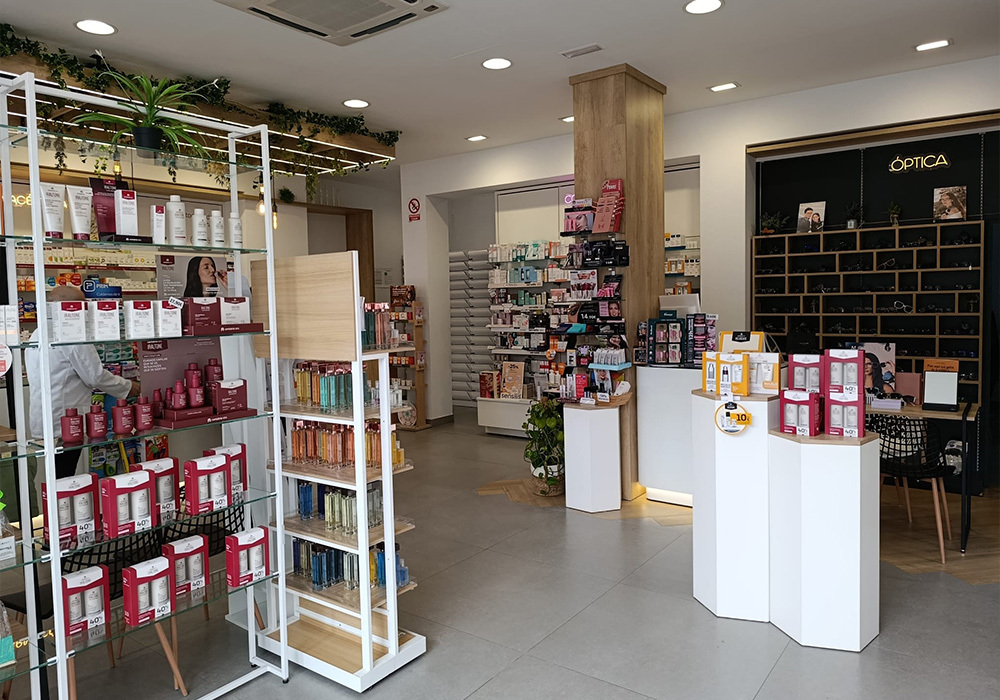 Interior de la Farmacia Rico-González en El Carpio, Córdoba