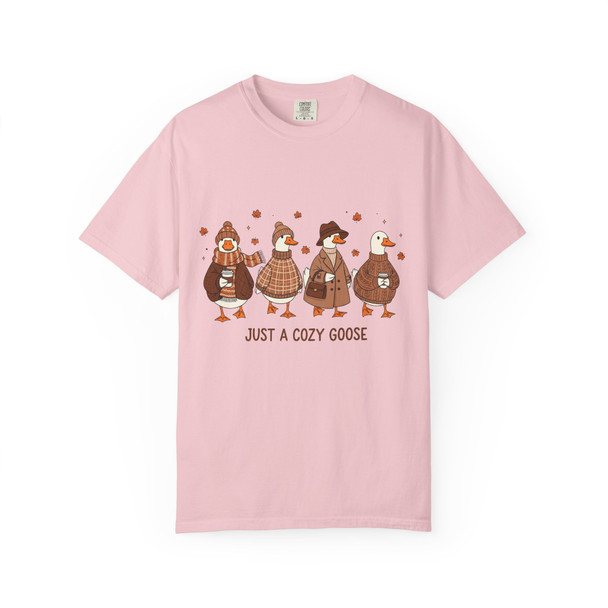 Cozy Goose Graphic T-shirt, Unisex Relaxed Fit Tee, Cute Animal Gift, Autumn Apparel, Seasonal Wear, Comfy Casual Style