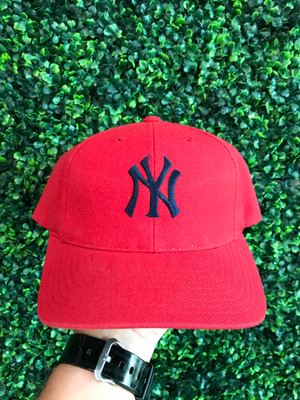 VINTAGE NEW YORK YANKEES LOGO 7 RED SNAPBACK