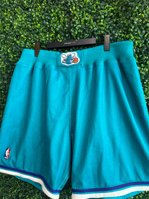 CHARLOTTE HORNETS MITCHELL & NESS BASKETBALL SHORTS
