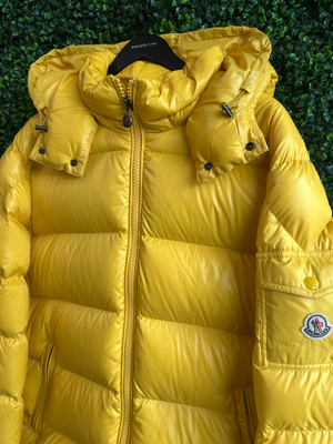 MONCLER YELLOW MAYA PUFFER COAT (SZ XXL)