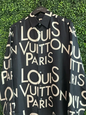 LOUIS VUITTON 2019 TYPOGRAPHY BUTTON UP (SZ L)