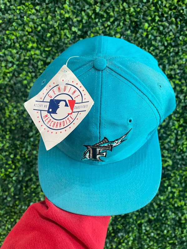 DEADSTOCK  VINTAGE FLORIDA MARLINS GENUINE MERCHANDISE SNAPBACK