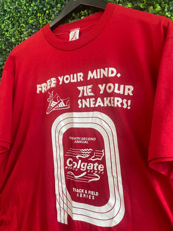 VINTAGE COLGATE TIE YOUR SNEAKERS TEE