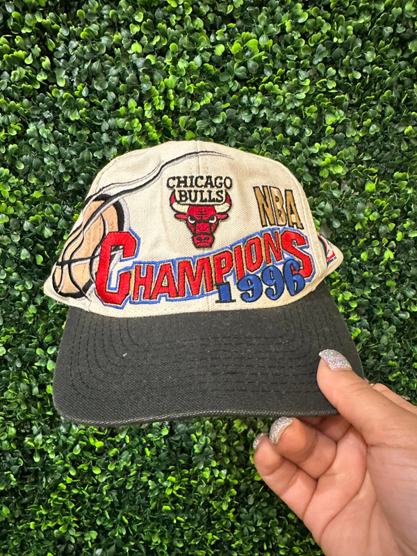 VINTAGE CHICAGO BULLS 1996 CHAMPIONS LOGO ATHLETIC SNAPBACK