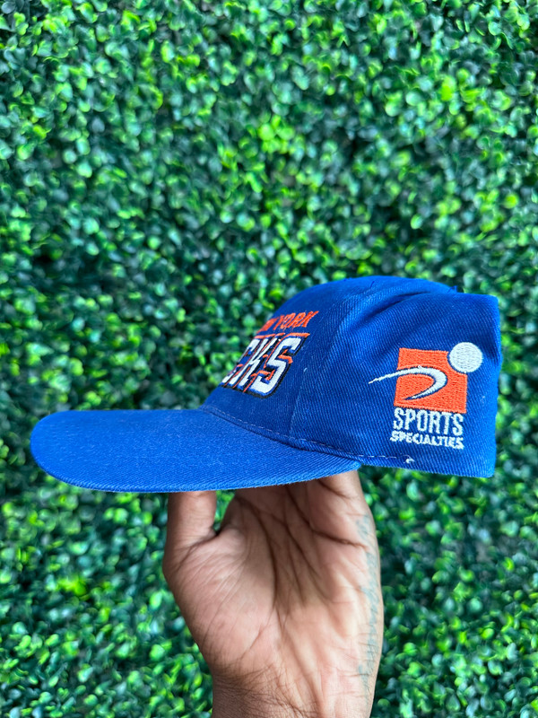 VINTAGE NEW YORK KNICKS SPORTS SPECIALTIES SNAPBACK