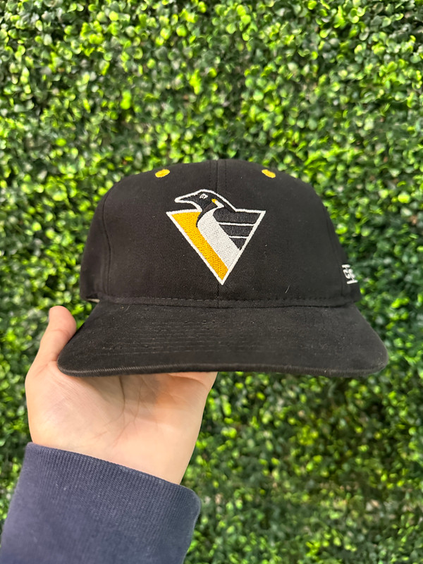 VINTAGE PITTSBURGH PENGUINS CCM BLACK SNAPBACK