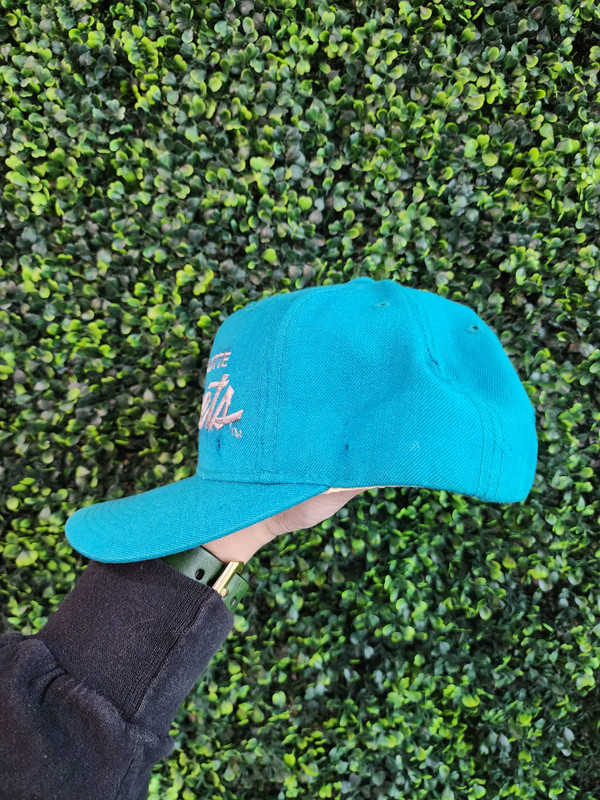 VINTAGE CHARLOTTE HORNETS SINGLE SCRIPT SNAPBACK(DISTRESED)