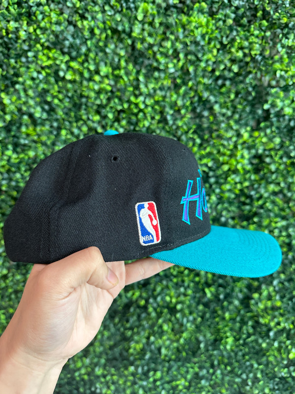 VINTAGE CHARLOTTE HORNETS SPORTS SPECIALTIES SCRIPT SNAPBACK