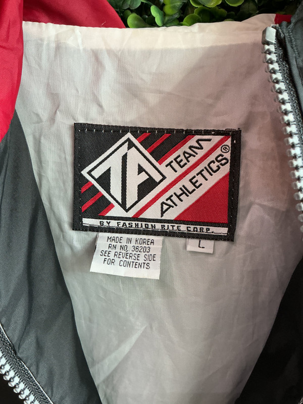 VINTAGE CHICAGO BULLS TEAM ATHLETIC WINDBREAKER