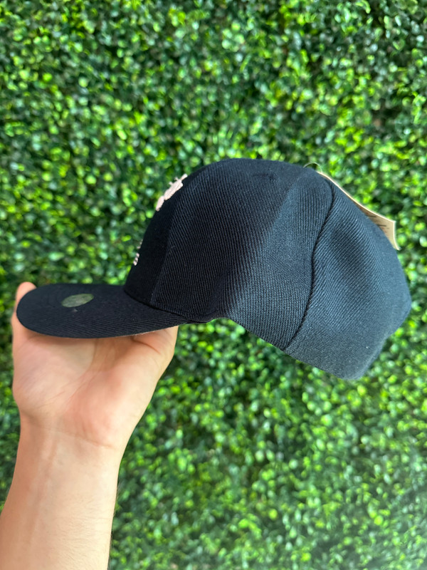 DEADSTOCK VINTAGE NEW YORK YANKEES 1999 WORLD SERIES CHAMPIONS SNAPBACK