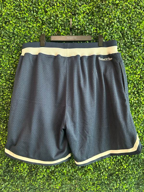 NEW YORK YANKEES MITCHELL & NESS BASKETBALL SHORTS