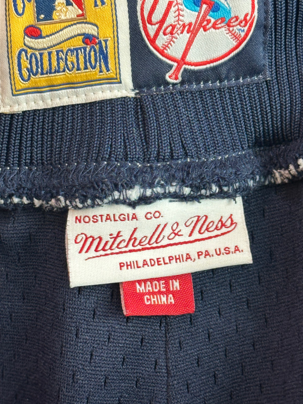 NEW YORK YANKEES MITCHELL & NESS BASKETBALL SHORTS