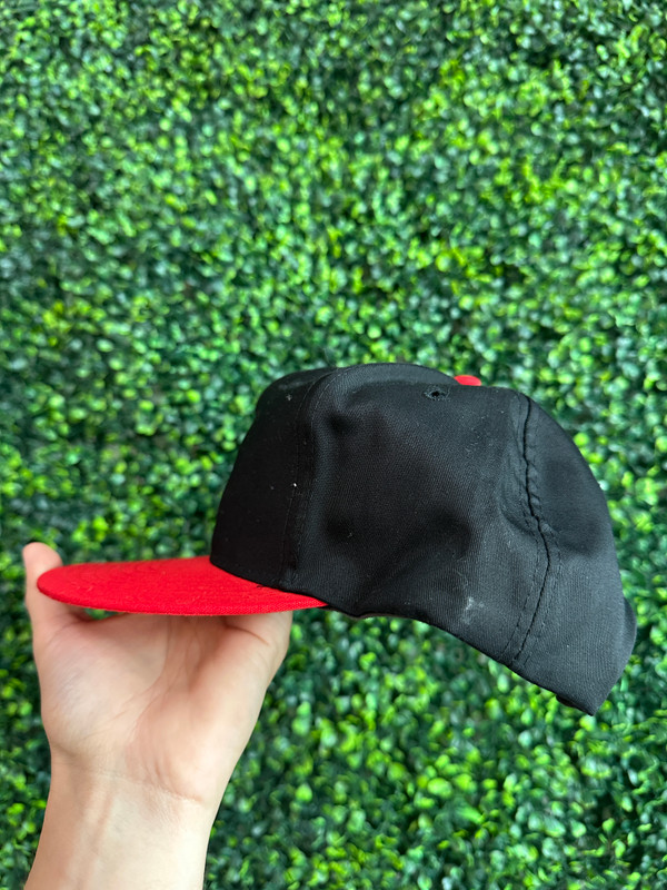 VINTAGE CHICAGO BULLS 3 PEAT BLK/RED SNAPBACK