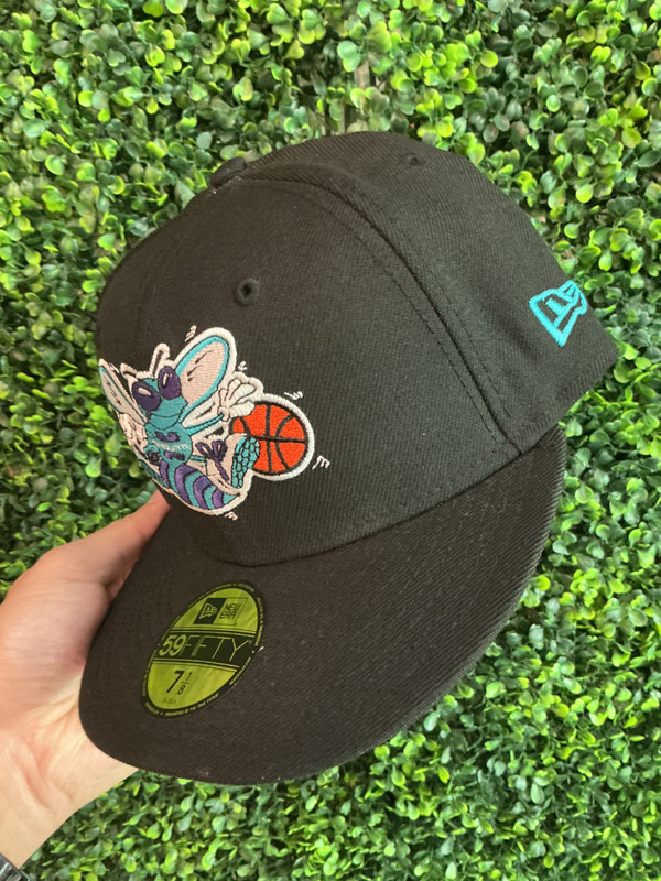 NEW ERA CHARLOTTE HORNETS HARDWOOD CLASSIC FITTED (SZ 7 1/8)