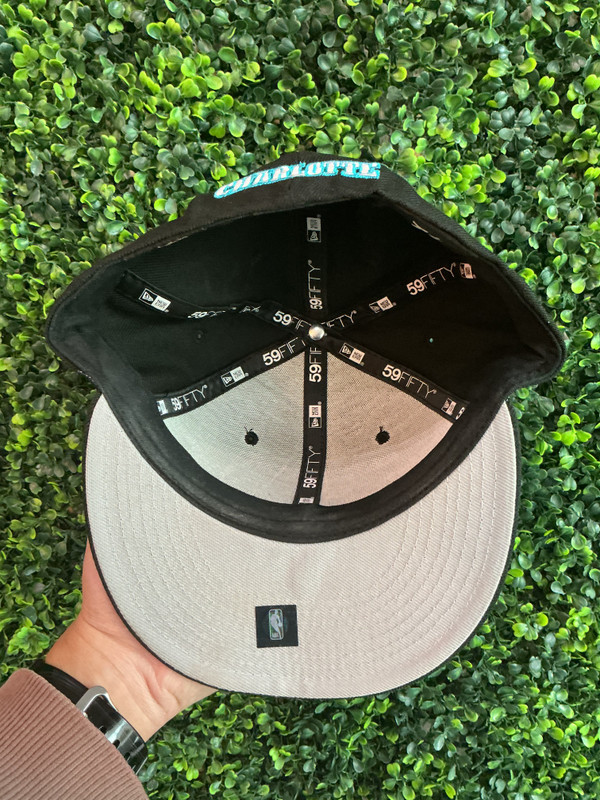 NEW ERA CHARLOTTE HORNETS HARDWOOD CLASSIC FITTED (SZ 7 1/8)