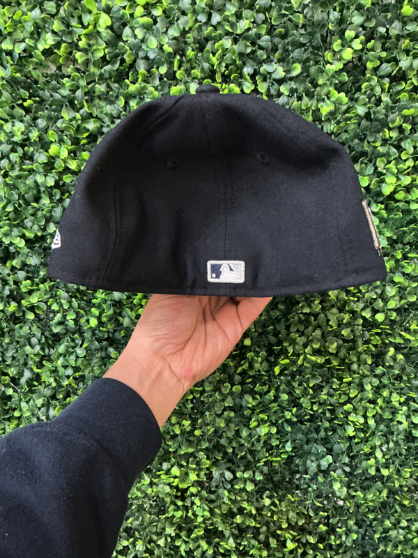 NY YANKEES NEW ERA 2024 WORLD SERIES PATCH FITTED HAT (SZ 7 1/8)