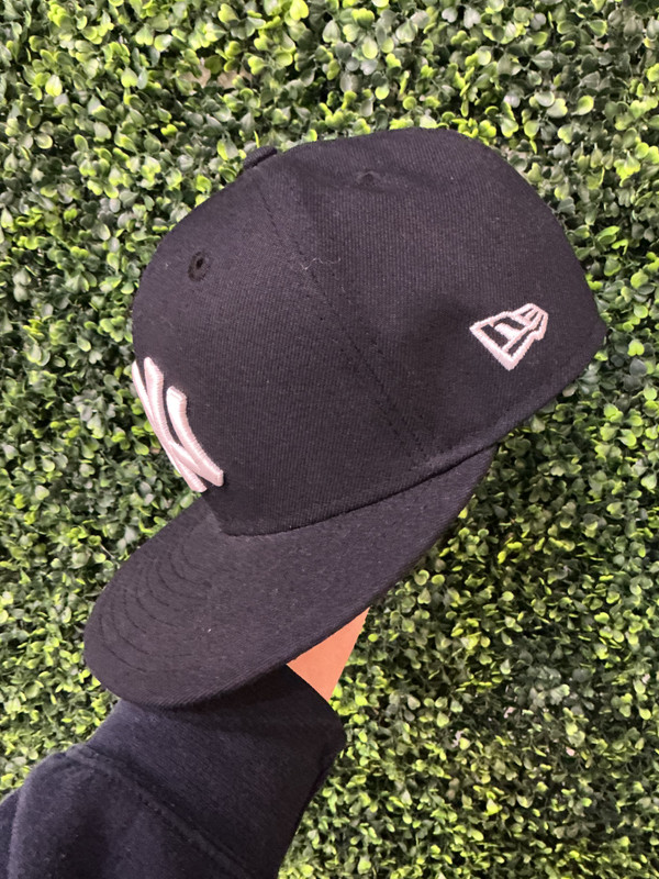 NY YANKEES NEW ERA 2024 WORLD SERIES PATCH FITTED HAT (SZ 7 1/8)