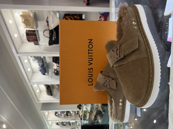 BRAND NEW LOUIS VUITTON SUEDE/FUR EASY MULE (US SZ 8)