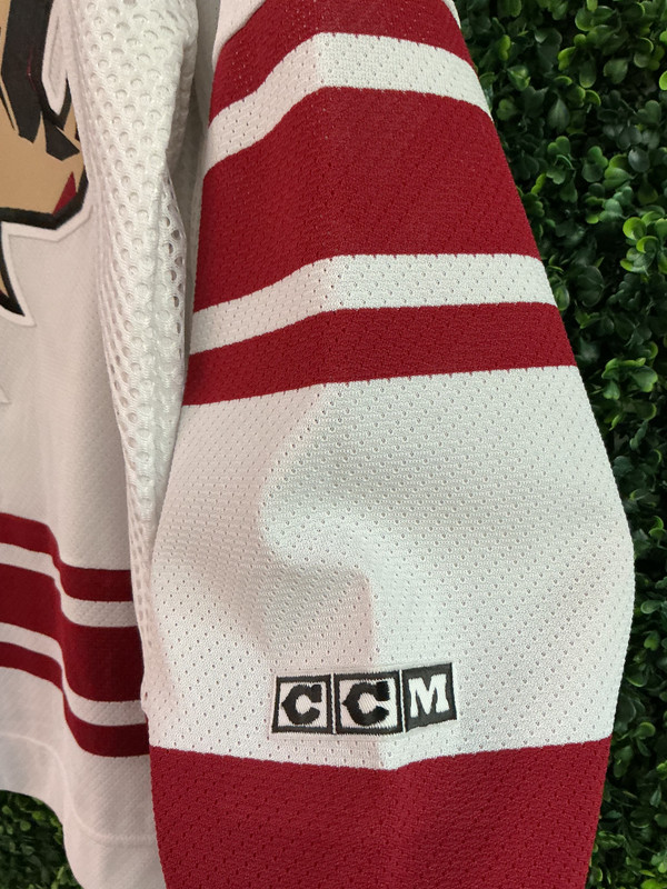 VINTAGE PHOENIX COYOTES CCM WHITE JERSEY