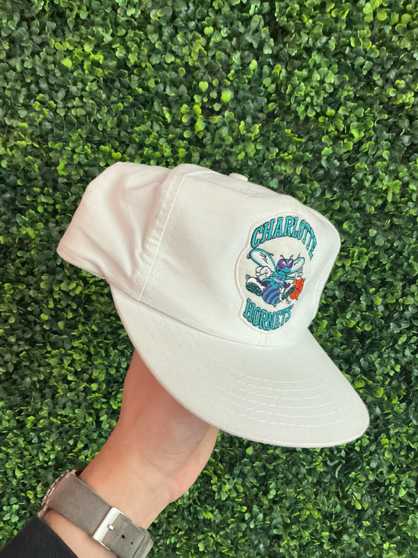 VINTAGE CHARLOTTE HORNETS WHITE SNAPBACK