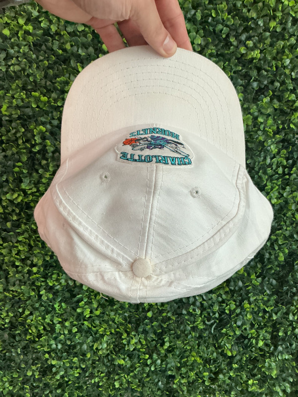 VINTAGE CHARLOTTE HORNETS WHITE SNAPBACK