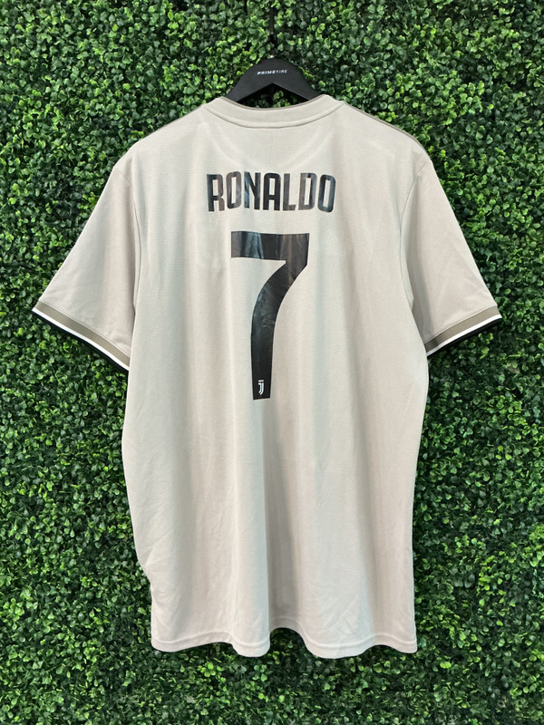 CRISTIANO RONALDO JUVENTUS 2018-19 AWAY KIT