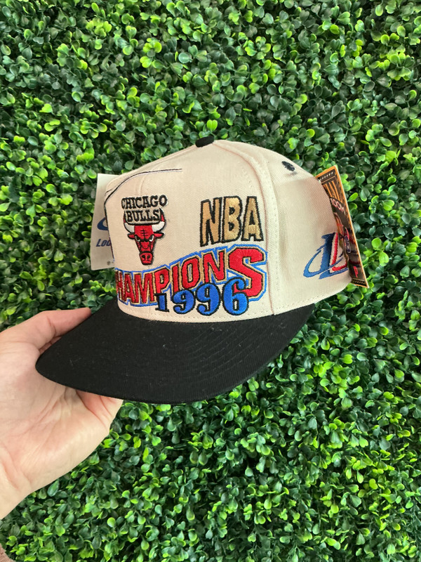 DEADSTOCK VINTAGE CHICAGO BULLS LOGO ATHLETIC 96 NBA CHAMPS SNAPBACK