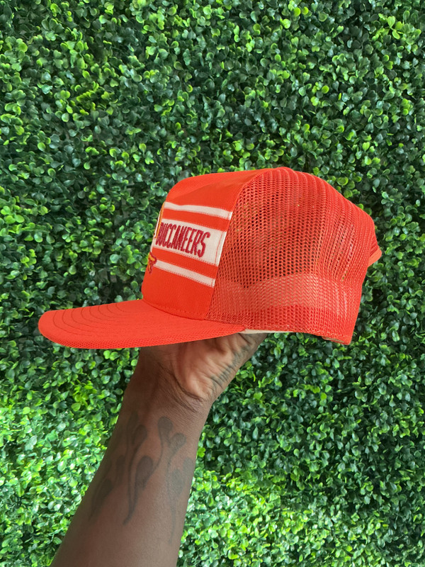 VINTAGE TAMPA BAY BUCCANEERS TRUCKER HAT